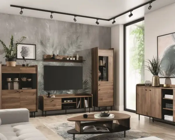 Salon w stylu retro inspiracje: drewniane meble, tapeta z liśćmi, szara sofa i nowoczesne oświetlenie tworzą przytulną przestrzeń.