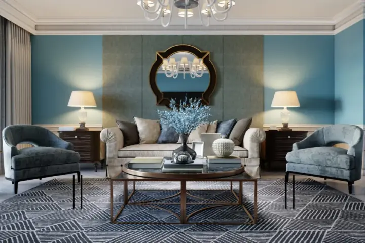 Elegancki salon w stylu włoskim z błękitnymi ścianami, wygodną kanapą i dwoma fotelami. Centralne miejsce zajmuje stolik kawowy z dekoracjami.