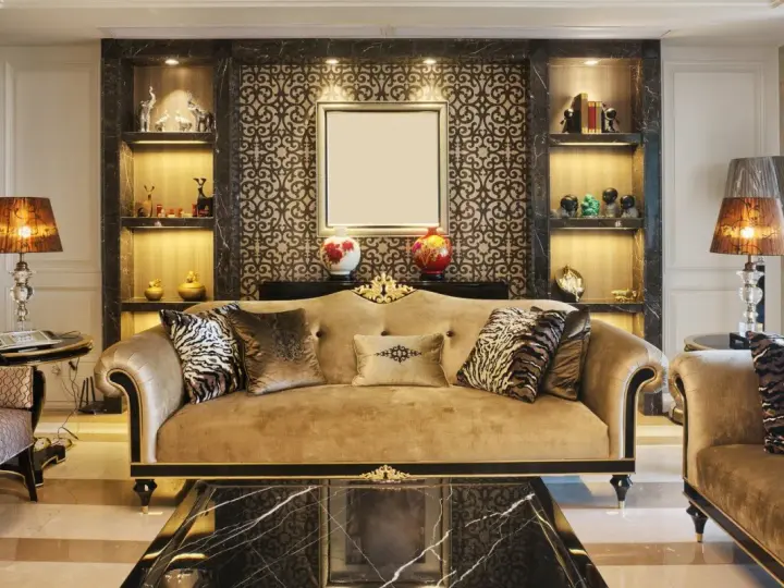 Elegancki salon w stylu art deco z beżową kanapą, ozdobnymi poduszkami i marmurowym stolikiem.