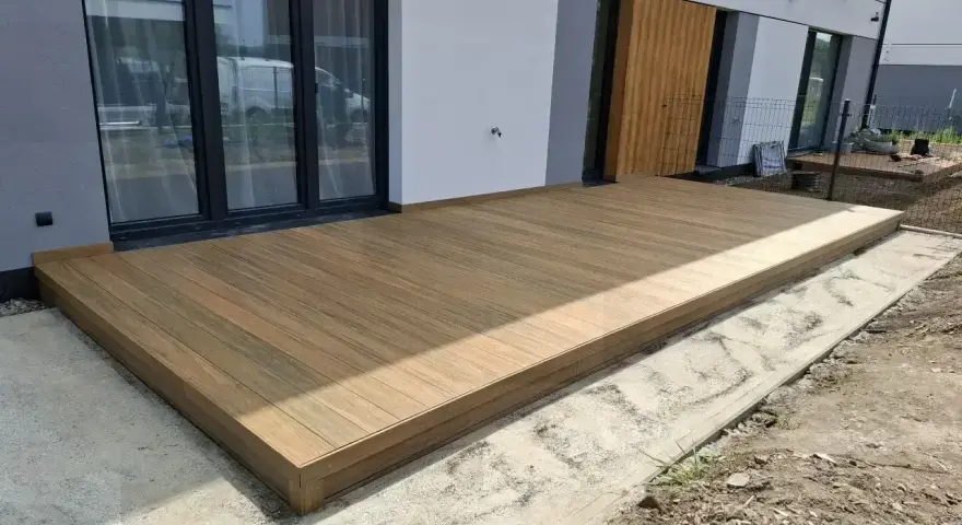 Nowy taras z deski kompozytowej, idealny do relaksu na świeżym powietrzu.