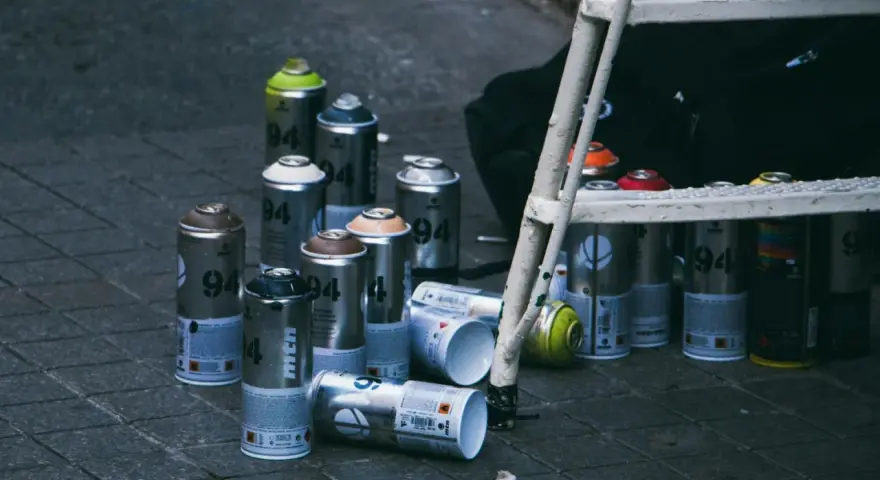 Puszki z farbą w sprayu, gotowe do pracy. Dowiedz się, jak pomalować plastik sprayem, by uzyskać świetny efekt.