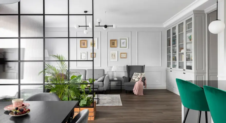 Nowoczesny salon z zielenią i roślinami. Inspiracje na kwiaty w salonie, które ożywią wnętrze.