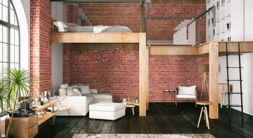 Nowoczesne mieszkanie z antresolą 2.5m. Ceglana ściana, drewniane belki i przeszklone balustrady tworzą loftowy klimat. Wygodna sofa i łóżko na antresoli.