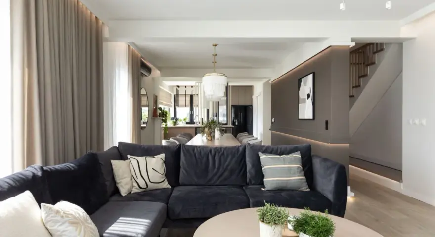 Nowoczesny salon z wygodną kanapą i stolikiem kawowym. Inspiracja, jak urządzić salon w eleganckim stylu.
