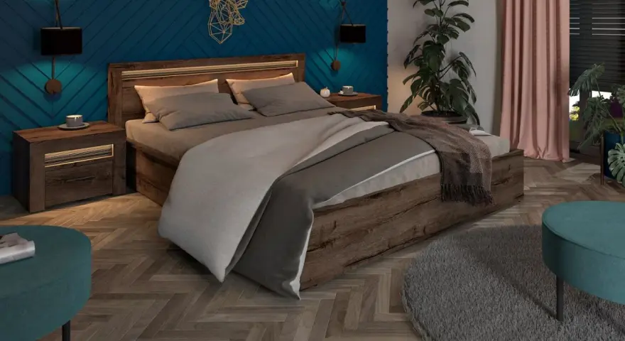 Przytulna granatowa sypialnia z drewnem, łóżko z szarą pościelą, geometryczny jeleń na ścianie, lampki nocne i rośliny.