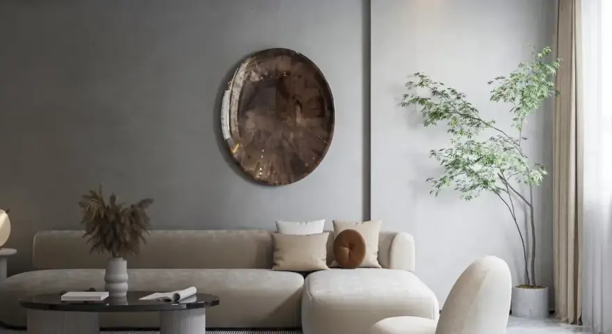 Nowoczesny salon w stylu japońskim z beżową sofą, okrągłym stolikiem i drzewkiem bonsai.