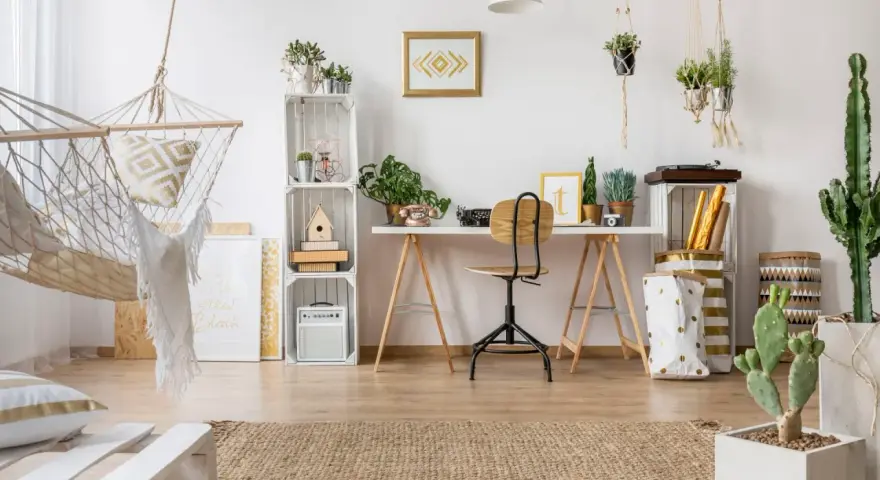 Jak zaprojektować pokój? Wygodny pokój z hamakiem, biurkiem, roślinami i dekoracjami w stylu boho.