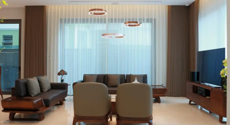 Nowoczesne lampy wiszące nad kanapą i fotelem to klucz do tego, jak rozmieścić oświetlenie w salonie.