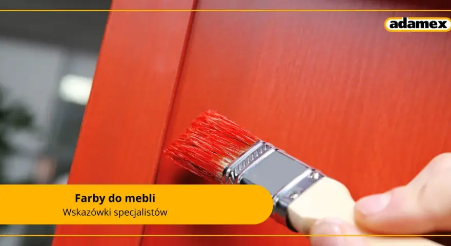 Pędzel z czerwoną farbą do mebli odnawia drewniany mebel. Wskazówki specjalistów Adamex.