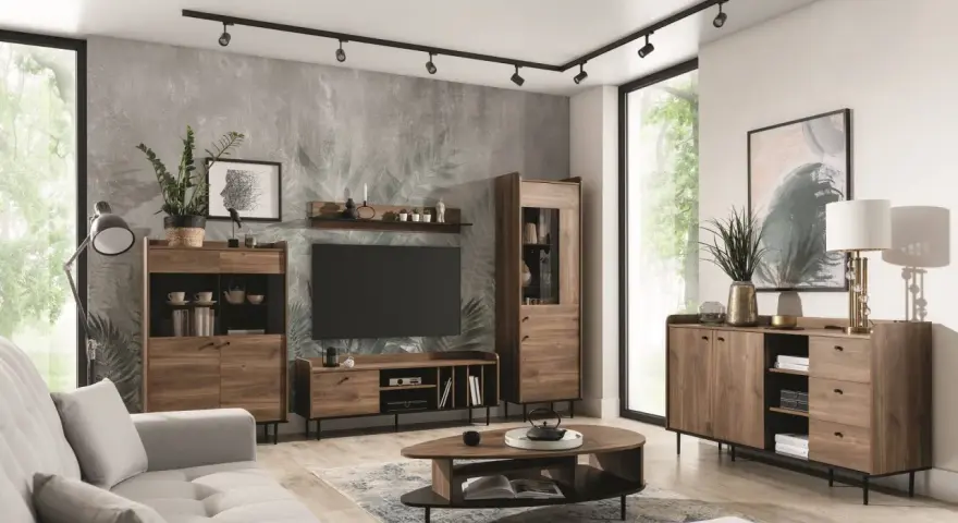 Salon w stylu retro inspiracje: drewniane meble, tapeta z liśćmi, szara sofa i nowoczesne oświetlenie tworzą przytulną przestrzeń.