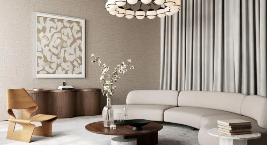 Salon w stylu modern classic z zakrzywioną sofą, drewnianym fotelem i okrągłym stolikiem.
