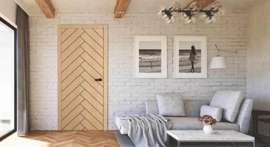 Jasne, oto opis:

Salon w stylu modern farmhouse z drewnianą podłogą w jodełkę, ceglaną ścianą i dwoma obrazami z motywem morza.