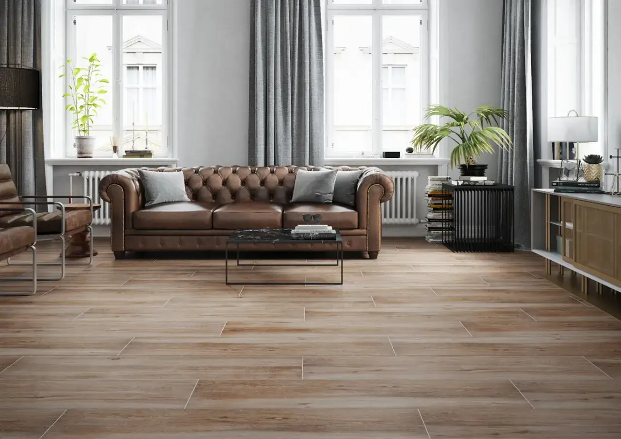 Elegancki salon z brązową podłogą imitującą drewno, Chesterfieldową kanapą i stylowymi meblami.