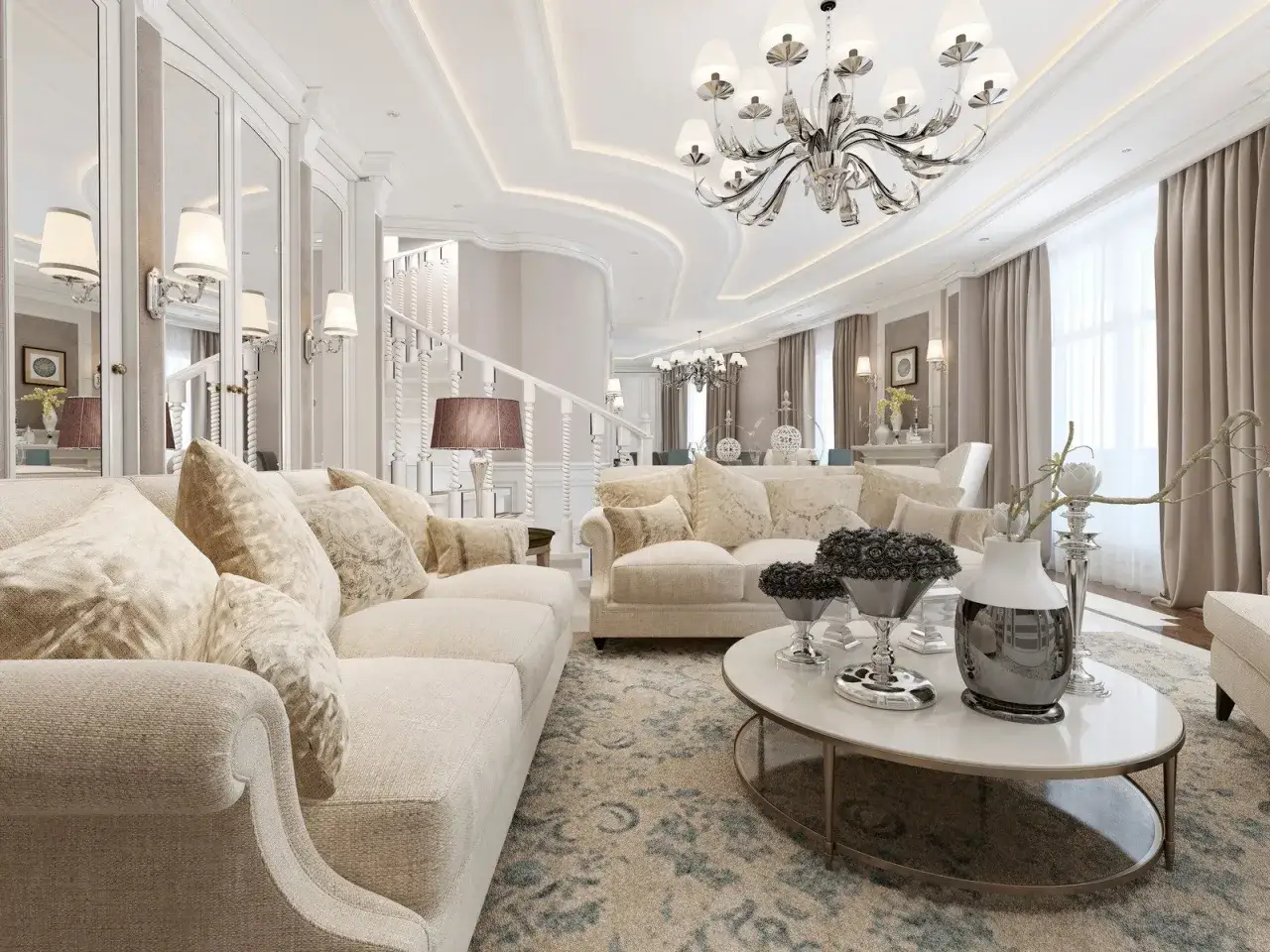 Elegancki salon w stylu modern classic. Jasne sofy, ozdobne poduszki, kryształowy żyrandol i lustrzane panele tworzą luksusową atmosferę.
