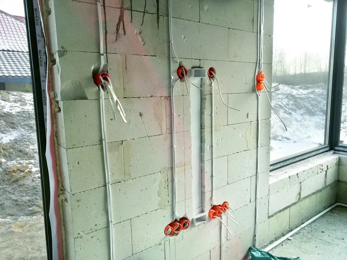 Ściana z pustak&oacute;w z przygotowaną instalacją elektryczną. To dobry punkt, od czego zacząć wykończenie domu w stanie deweloperskim.