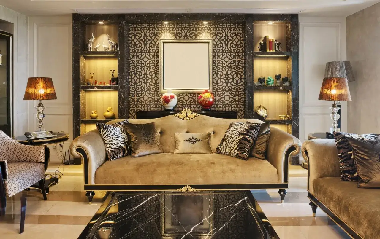 Elegancja salonu w stylu art deco: złota sofa, wzorzyste poduszki, marmurowy stolik i ozdobne półki z bibelotami.