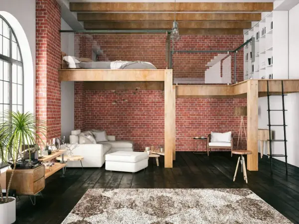 Nowoczesne mieszkanie z antresolą 2.5m. Ceglana ściana, drewniane belki i przeszklone balustrady tworzą loftowy klimat. Wygodna sofa i łóżko na antresoli.